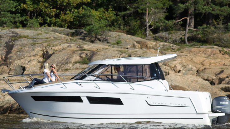 BoatTest.com reviews the Jeanneau Merry Fisher 855
